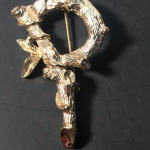 Gold tone Sarah Coventry twig branch brooch ivy pin